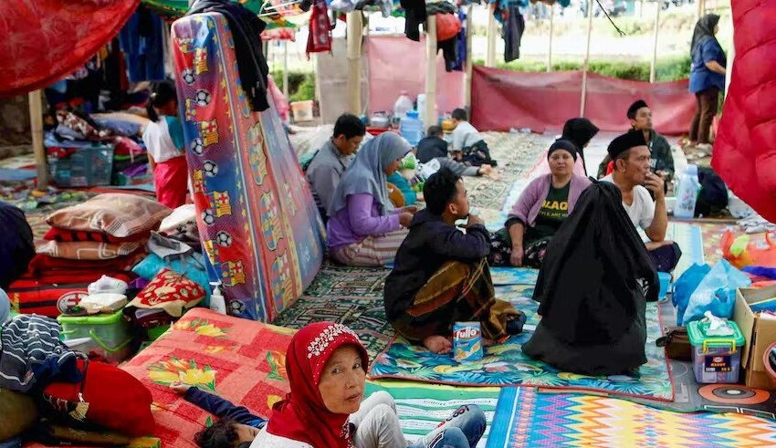 indonesian quake survivors struggle to get aid, rescue continues