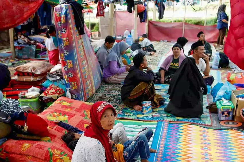 indonesian quake survivors struggle to get aid, rescue continues