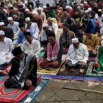 indonesians pray outside after catastrophic quake ruins town