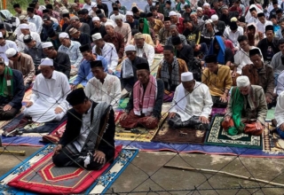 indonesians pray outside after catastrophic quake ruins town
