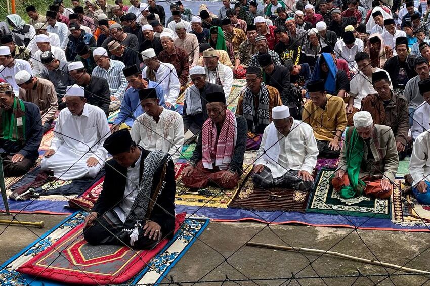 indonesians pray outside after catastrophic quake ruins town