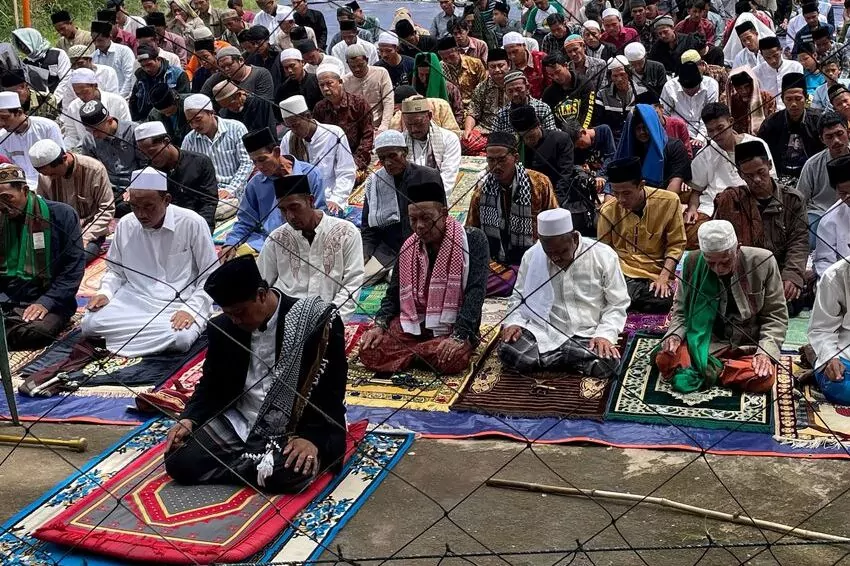 indonesians pray outside after catastrophic quake ruins town