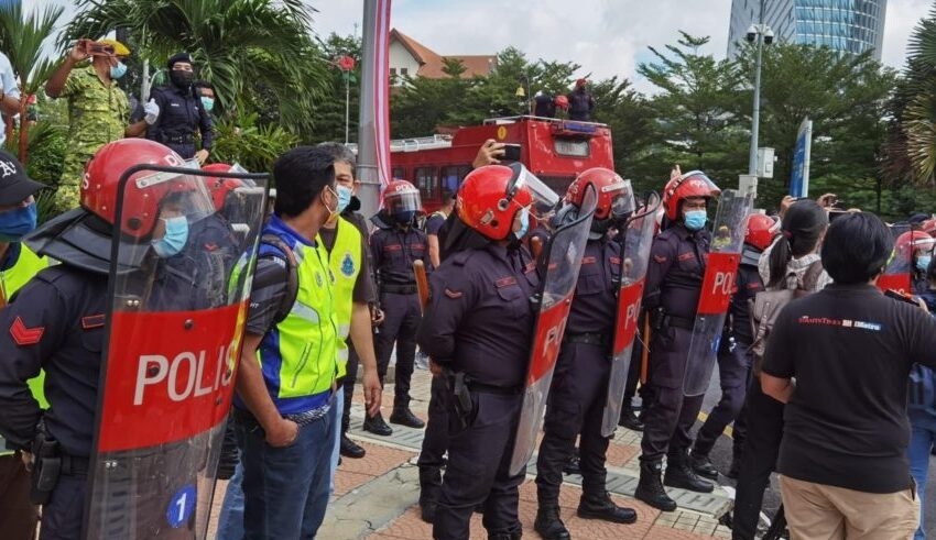 malaysia's post election crisis continues for a fourth day
