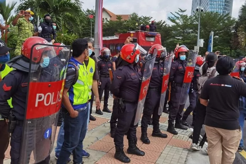 malaysia's post election crisis continues for a fourth day