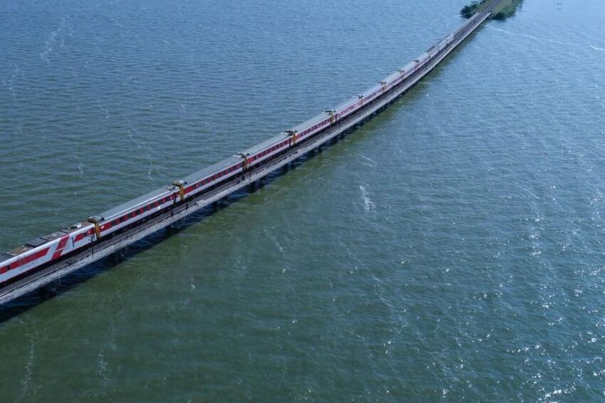 Ride Bangkok’s weekend “floating trains” to Thailand’s dam