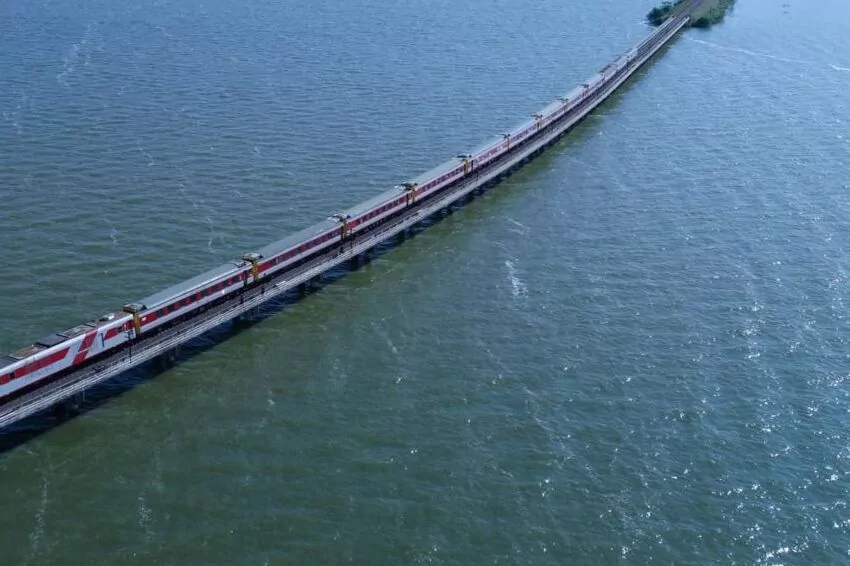 Ride Bangkok’s weekend “floating trains” to Thailand’s dam