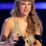taylor swift gets the most prestigious award at the american music awards