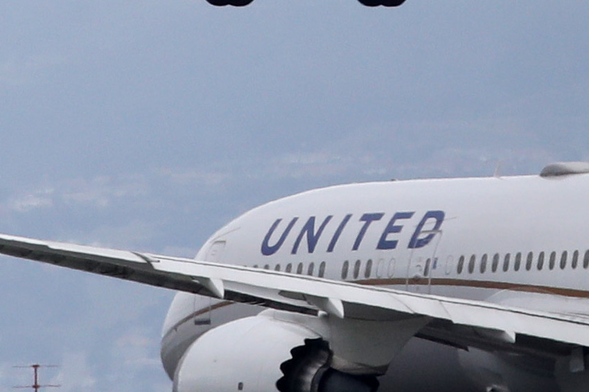 United Airlines suspends Twitter advertising