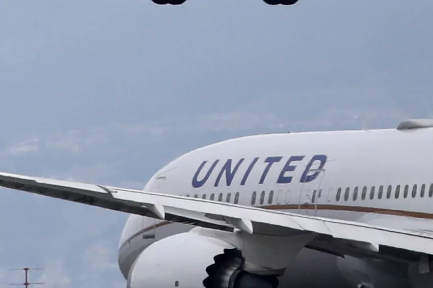 United Airlines suspends Twitter advertising