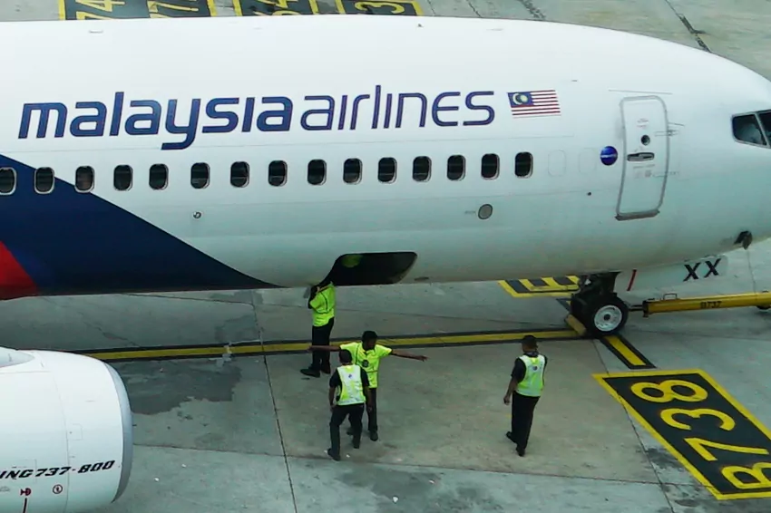 malaysia's transport minister encourages airlines to set lower fares during christmas