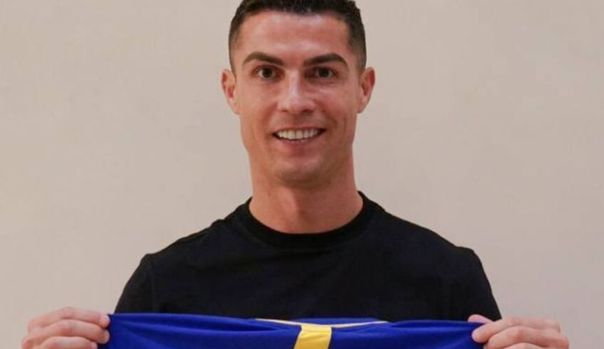 ronaldo signed a contract extension with saudi arabian club al nassr