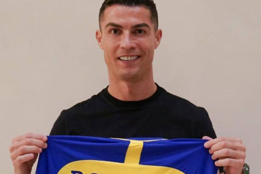 ronaldo signed a contract extension with saudi arabian club al nassr