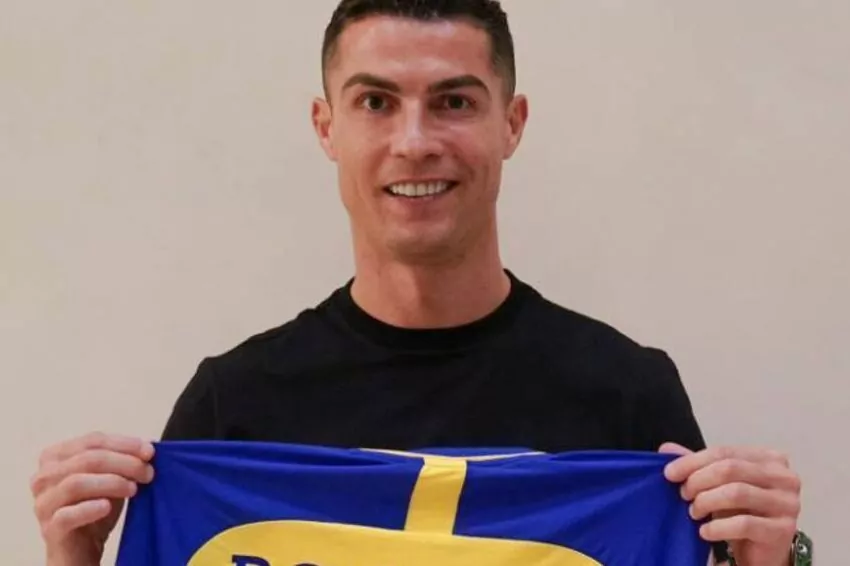 ronaldo signed a contract extension with saudi arabian club al nassr