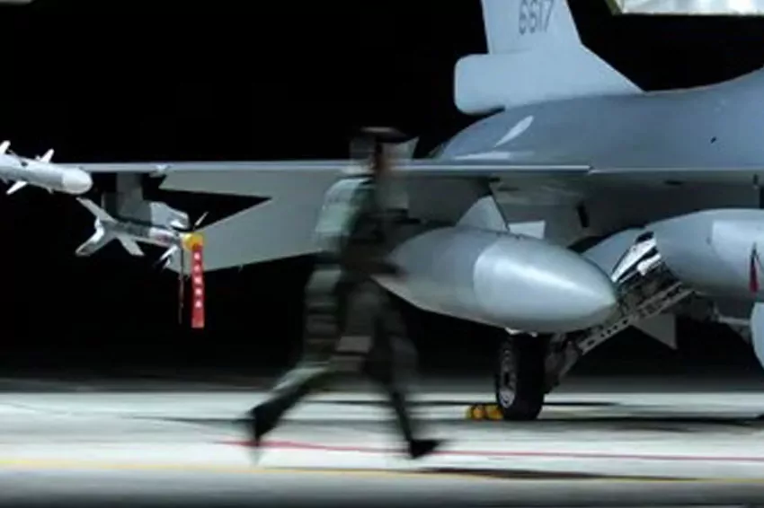 Taiwan launches planes to deter Chinese air forces