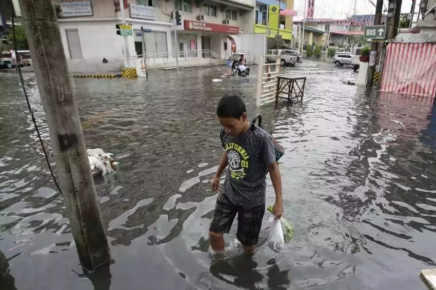 thousands of people spend christmas in evacuation centers on mindanao