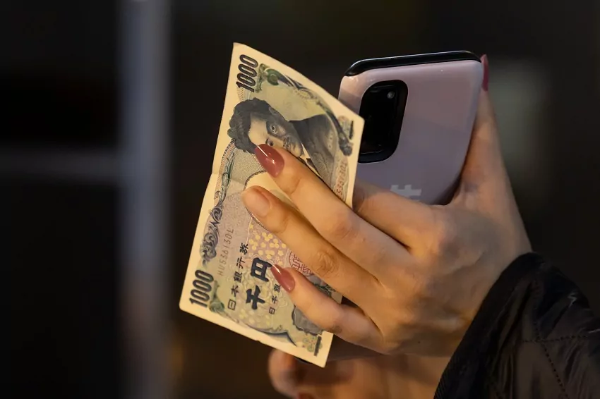yen rises on govts report for more flexible inflation target