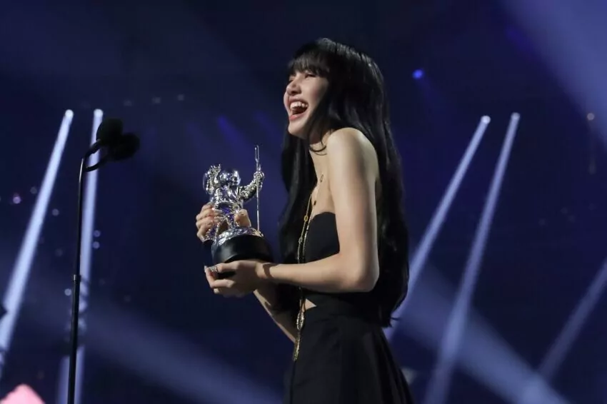 Lisa of BLACKPINK sets three Guinness World Records as a solo artist