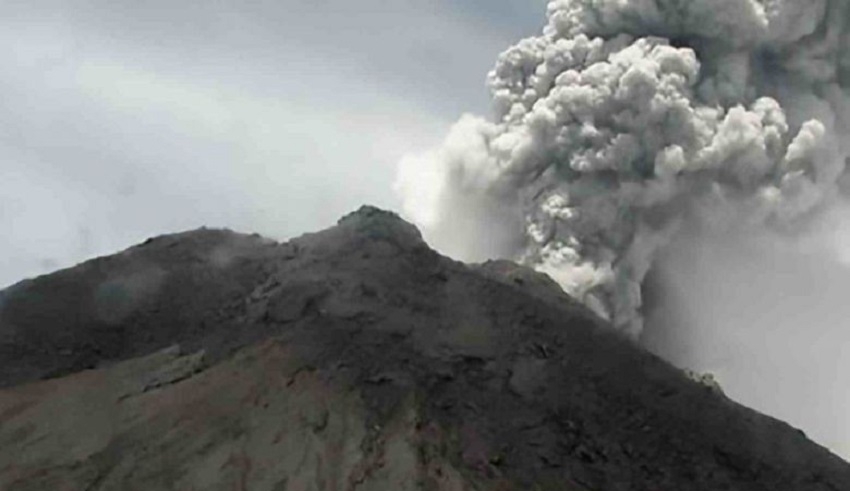 mt marapi in indonesia erupts spewing 300 meter high ash