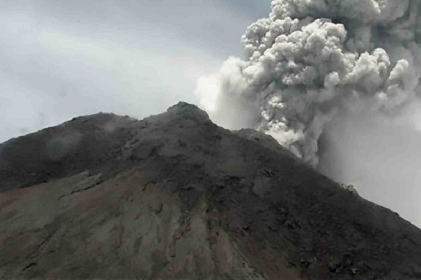 mt marapi in indonesia erupts spewing 300 meter high ash