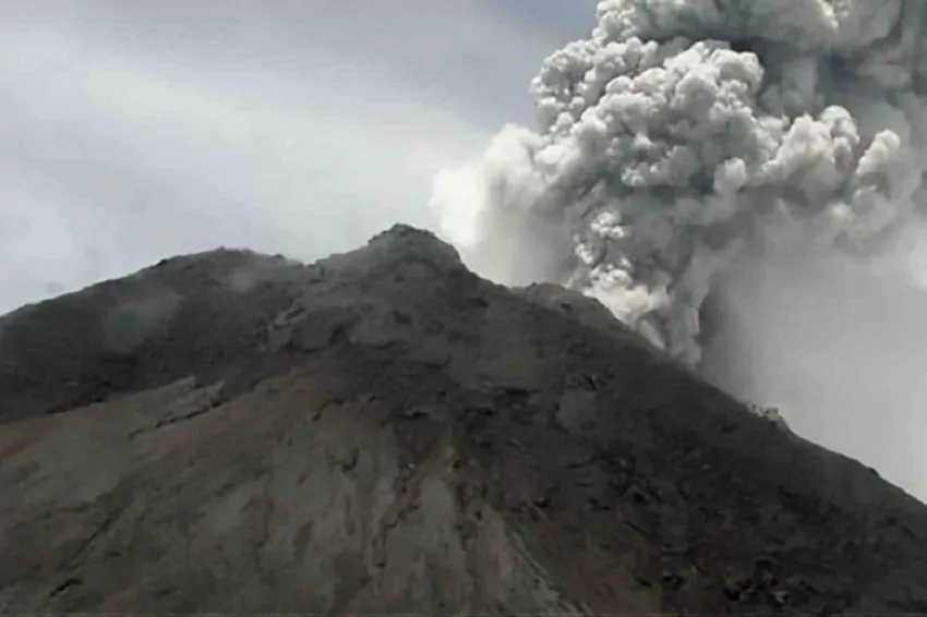 mt marapi in indonesia erupts spewing 300 meter high ash