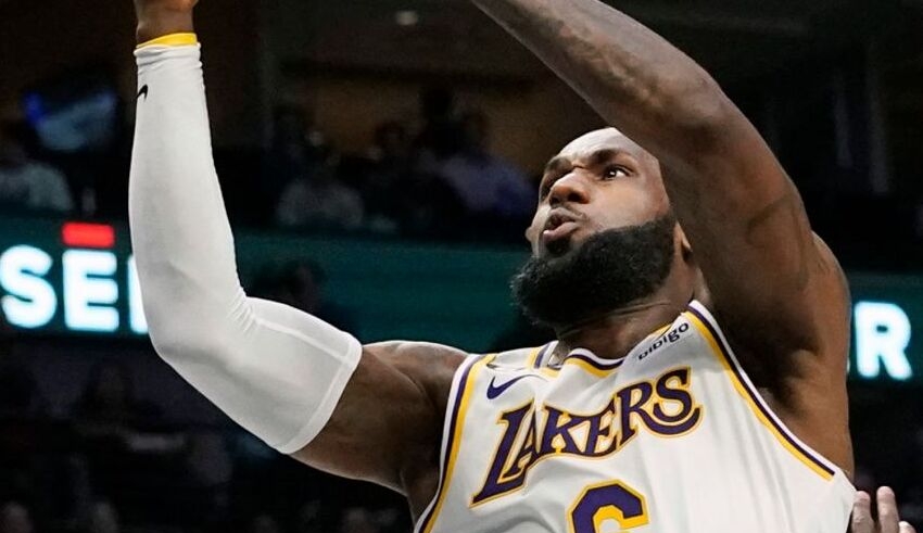 lakers worry lebron james will miss several weeks following foot injury