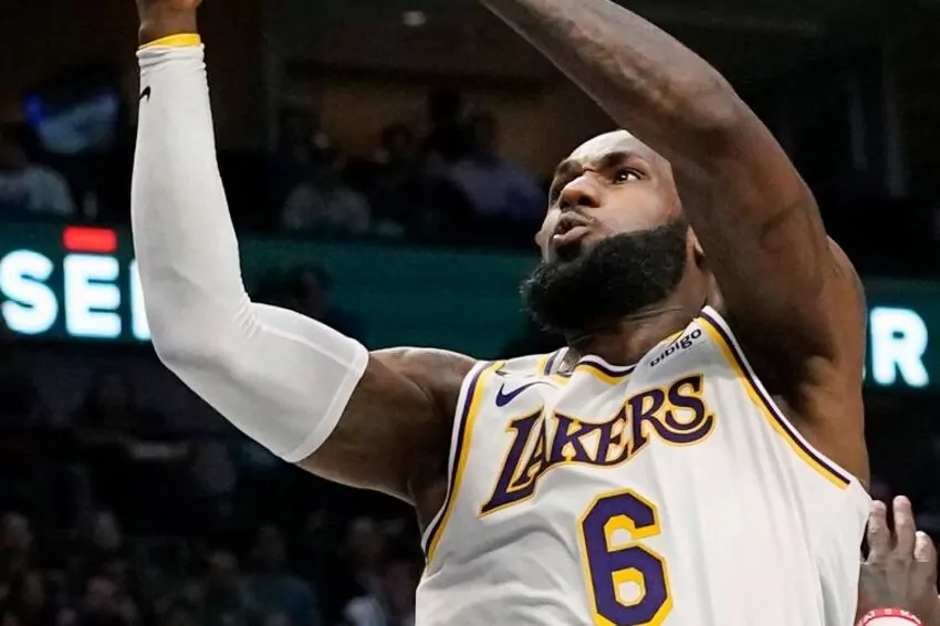 Lakers worry LeBron James will miss “several weeks” following foot injury