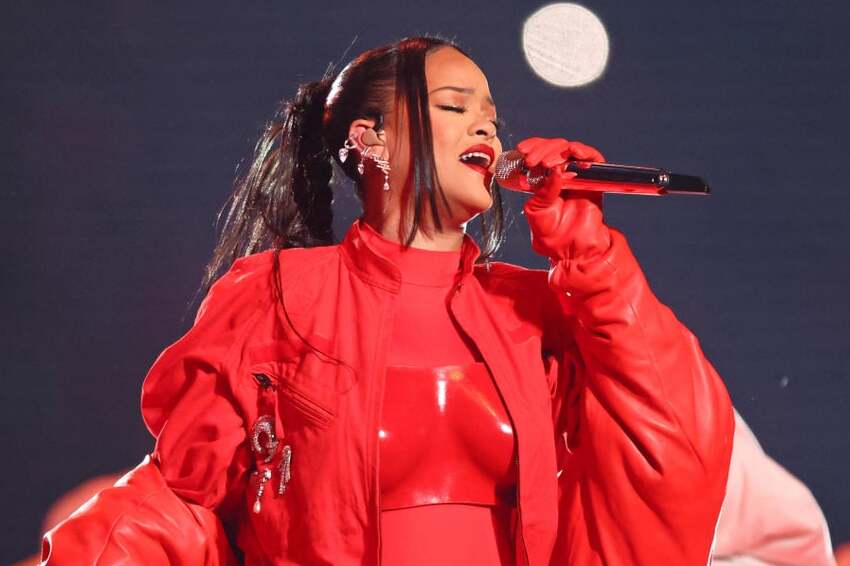 pregnant rihanna's performance of diamonds during the super bowl was dazzling