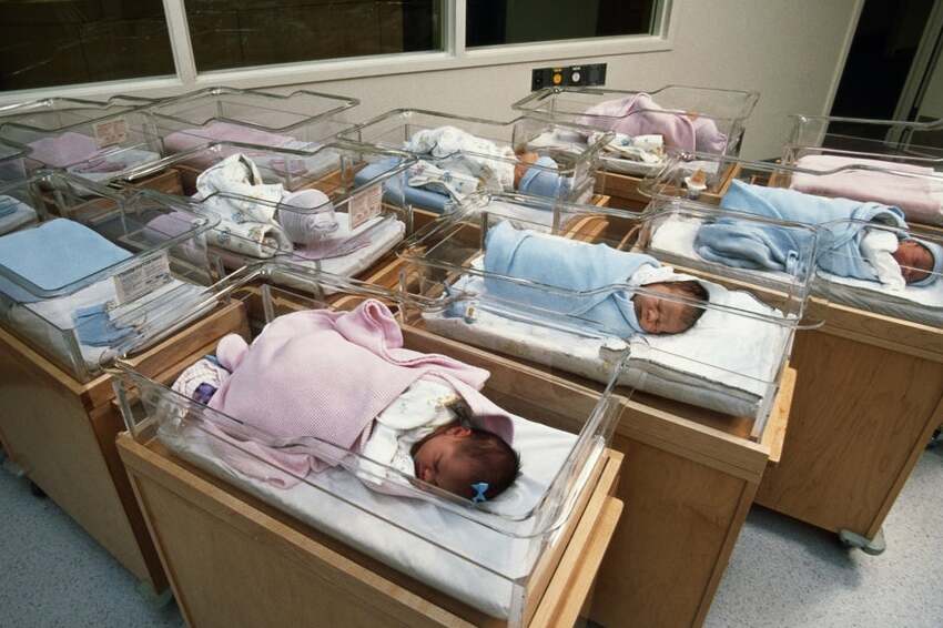 singapore's total fertility rate falls to a historic low of 1.05 percent