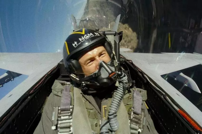 tom cruise pays a visit to the carrier for a screening of 'top gun maverick'