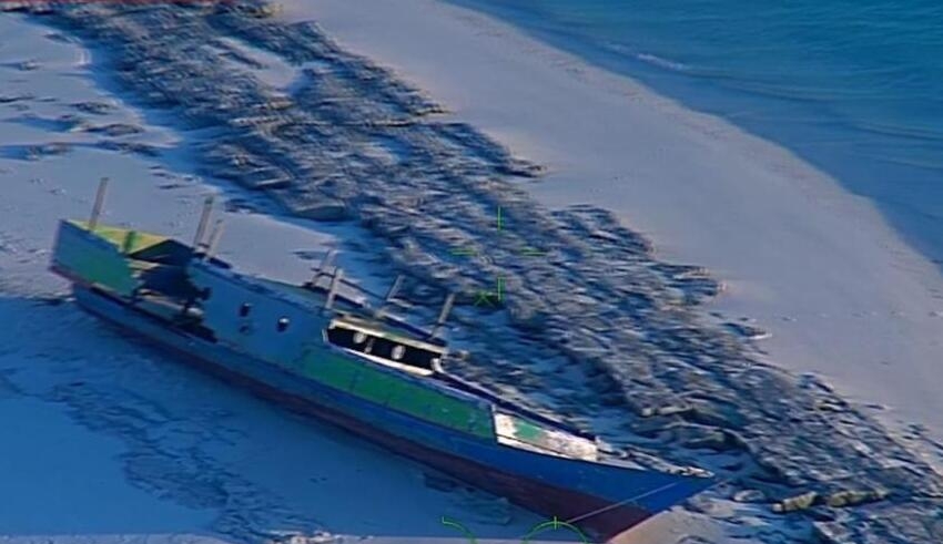 australian authorities rescue 7 stranded indonesian fishermen