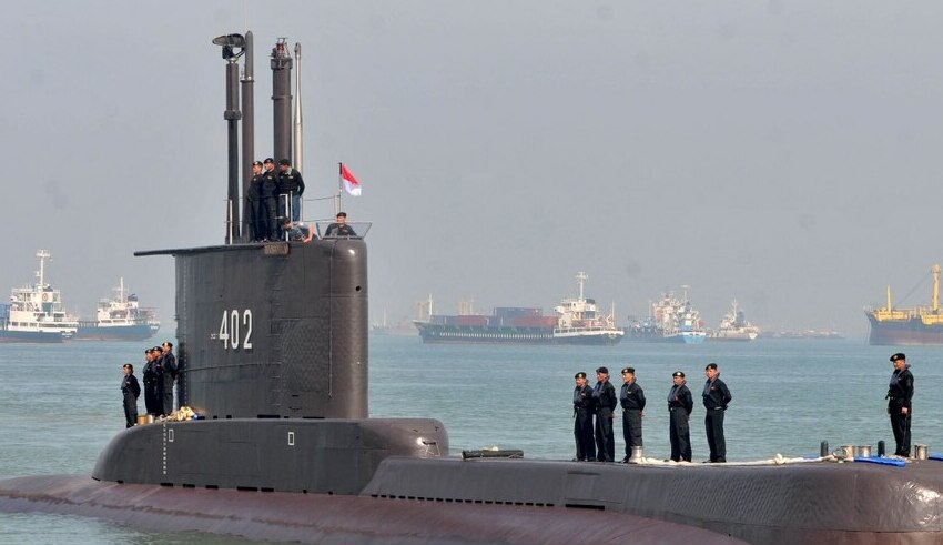 indonesian navy submarine with 53 crew members goes missing