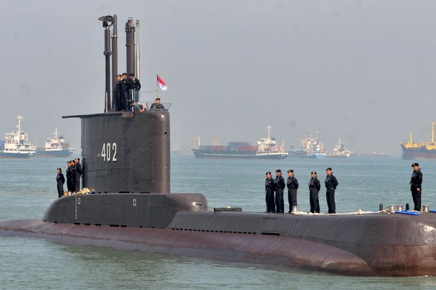 indonesian navy submarine with 53 crew members goes missing