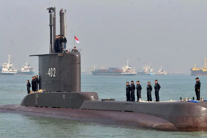 indonesian navy submarine with 53 crew members goes missing
