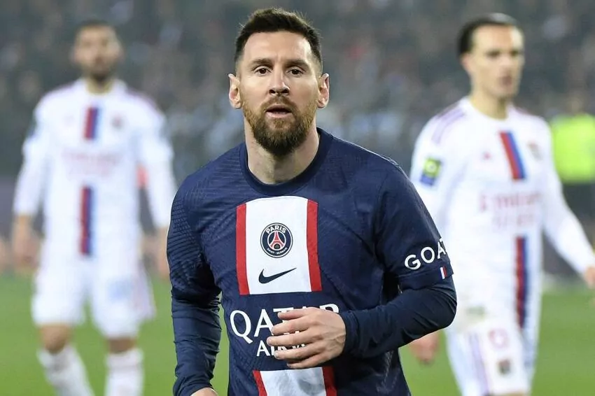 paris saint germain's season hits new lows, fans whistle lionel messi's name