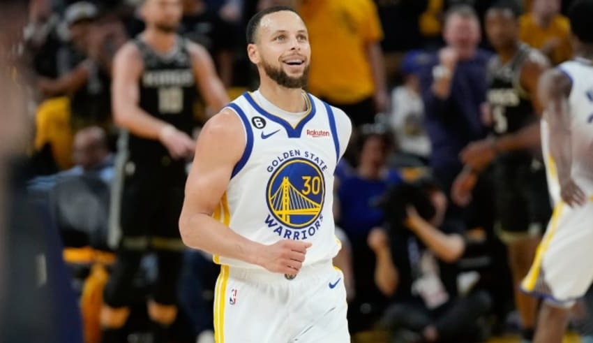 warriors win game 4 despite curry's mental mistake