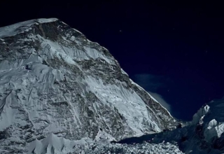 mount everest alert singaporean climber missing after summit success