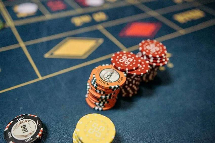 Singapore sentences Chinese trio for casino chip theft using superglue