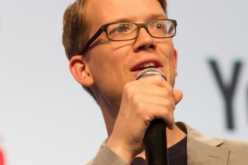 YouTube Star Hank Green Reveals Battle with Cancer