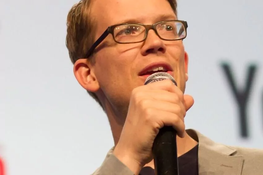 YouTube Star Hank Green Reveals Battle with Cancer