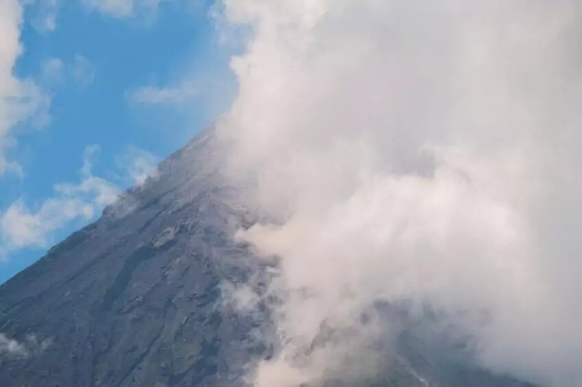 alert level 3 raised as mayon volcano shows signs of eruption