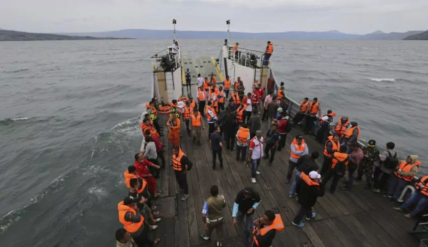 indonesia ferry sinking accident at least 15 killed, search continues for another 19