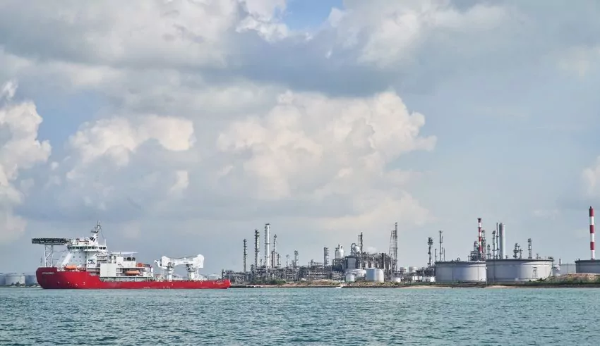 Sinopec Explores Acquisition of Shell’s Oil Refinery in Singapore