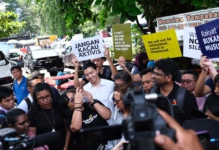 protestors in malaysia are getting harassed where’s the police