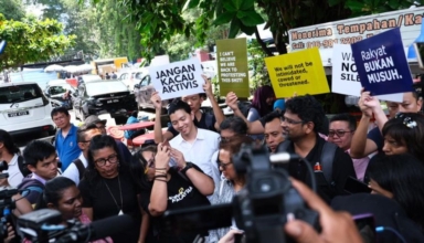protestors in malaysia are getting harassed where’s the police