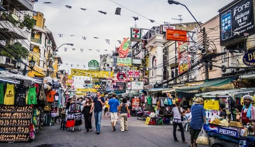 Chinese TikToker Faces Backlash for Throwing Money at Thai Locals