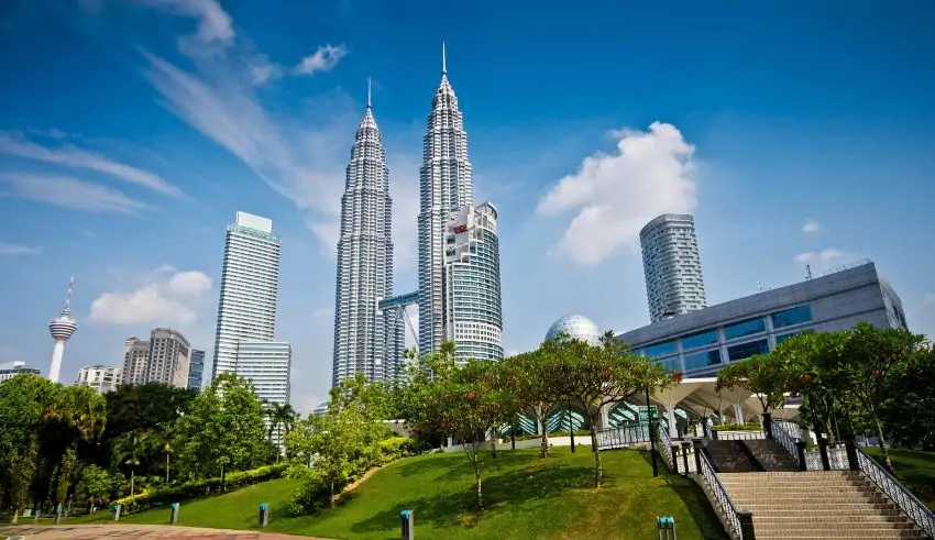 Malaysia’s Economy is Falling: A Big Win for Tourists for Cheap Vacations