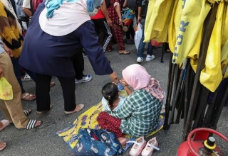 ramadan in kelantan thai beggars cross borders for alms amidst festive season