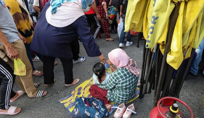 ramadan in kelantan thai beggars cross borders for alms amidst festive season