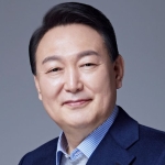 president yoon suk yeol faces plummeting approval amidst growing public discontent