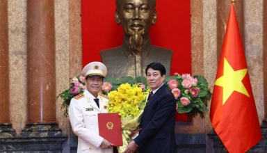 comrade le quoc hung has been promoted from lieutenant general to senior lieutenant general
